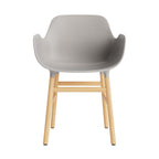 silla-brazos-form-gris-calido-patas-madera-17897