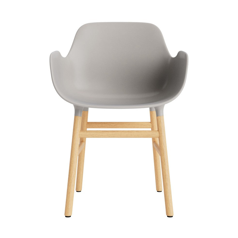 silla-brazos-form-gris-calido-patas-madera-17897