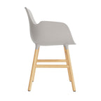 silla-brazos-form-gris-calido-patas-madera-17897