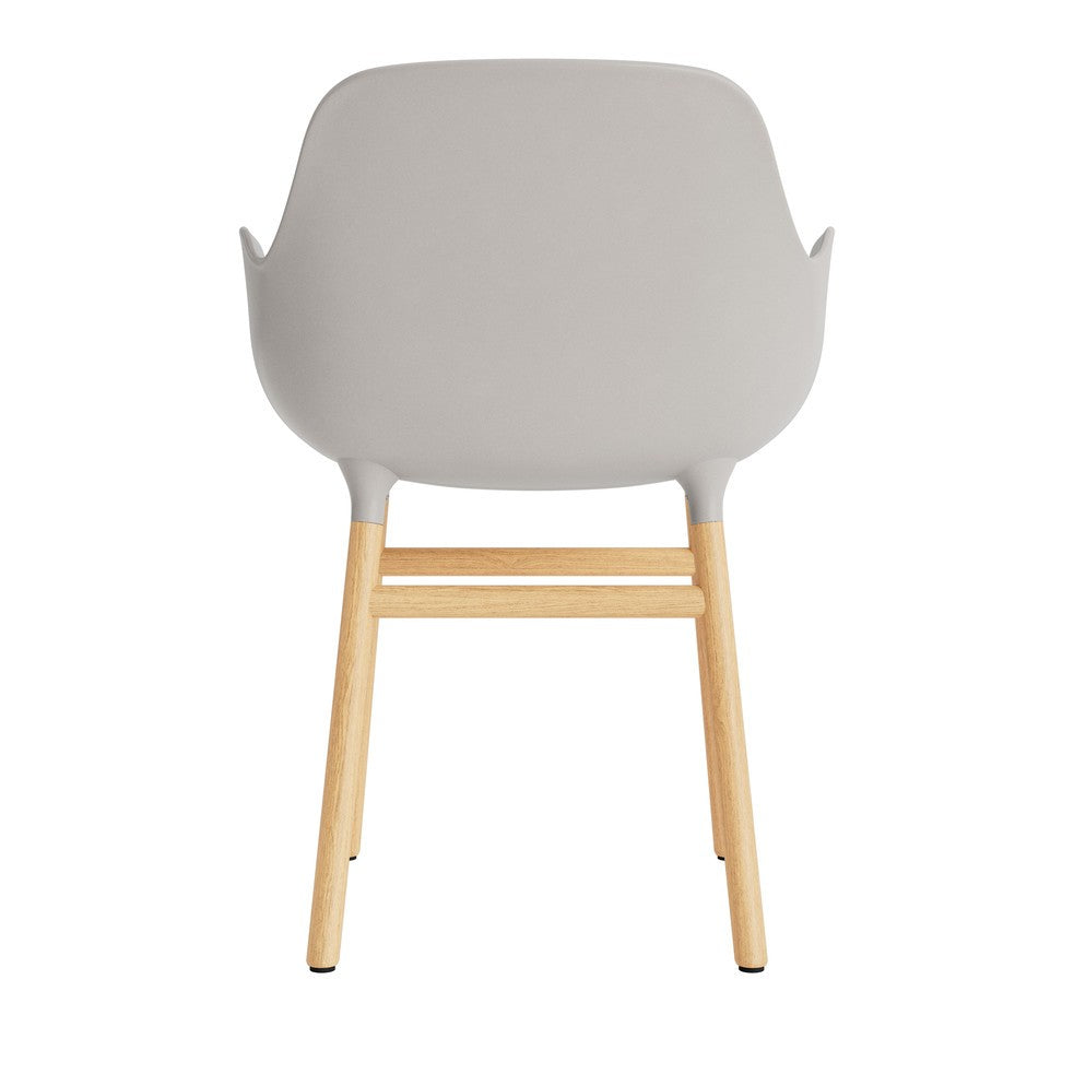 silla-brazos-form-gris-calido-patas-madera-17897