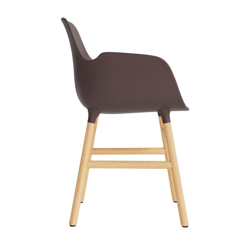 silla-brazos-form-marron-patas-madera-17899