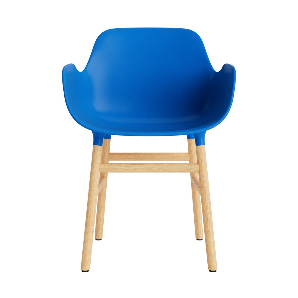 silla-brazos-form-azul-brillante-patas-madera-17901