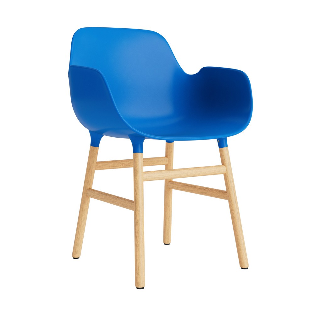 silla-brazos-form-azul-brillante-patas-madera-17901