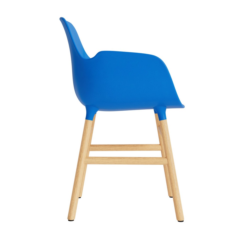 silla-brazos-form-azul-brillante-patas-madera-17901