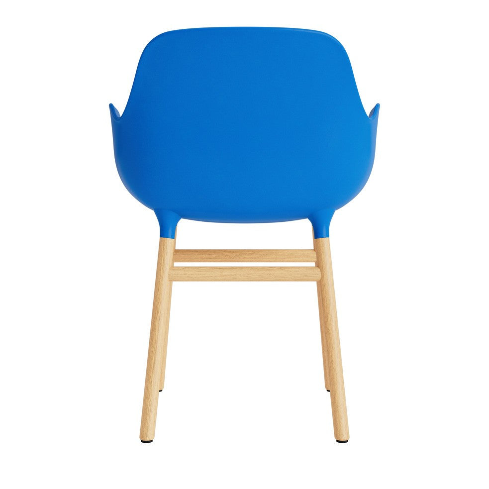 silla-brazos-form-azul-brillante-patas-madera-17901