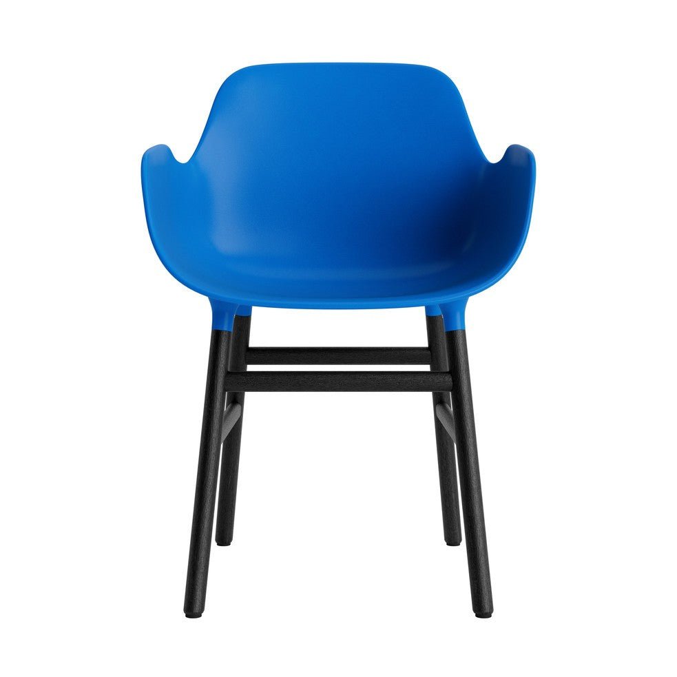 silla-brazos-form-azul-brillante-patas-madera-17901
