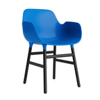 silla-brazos-form-azul-brillante-patas-madera-17901