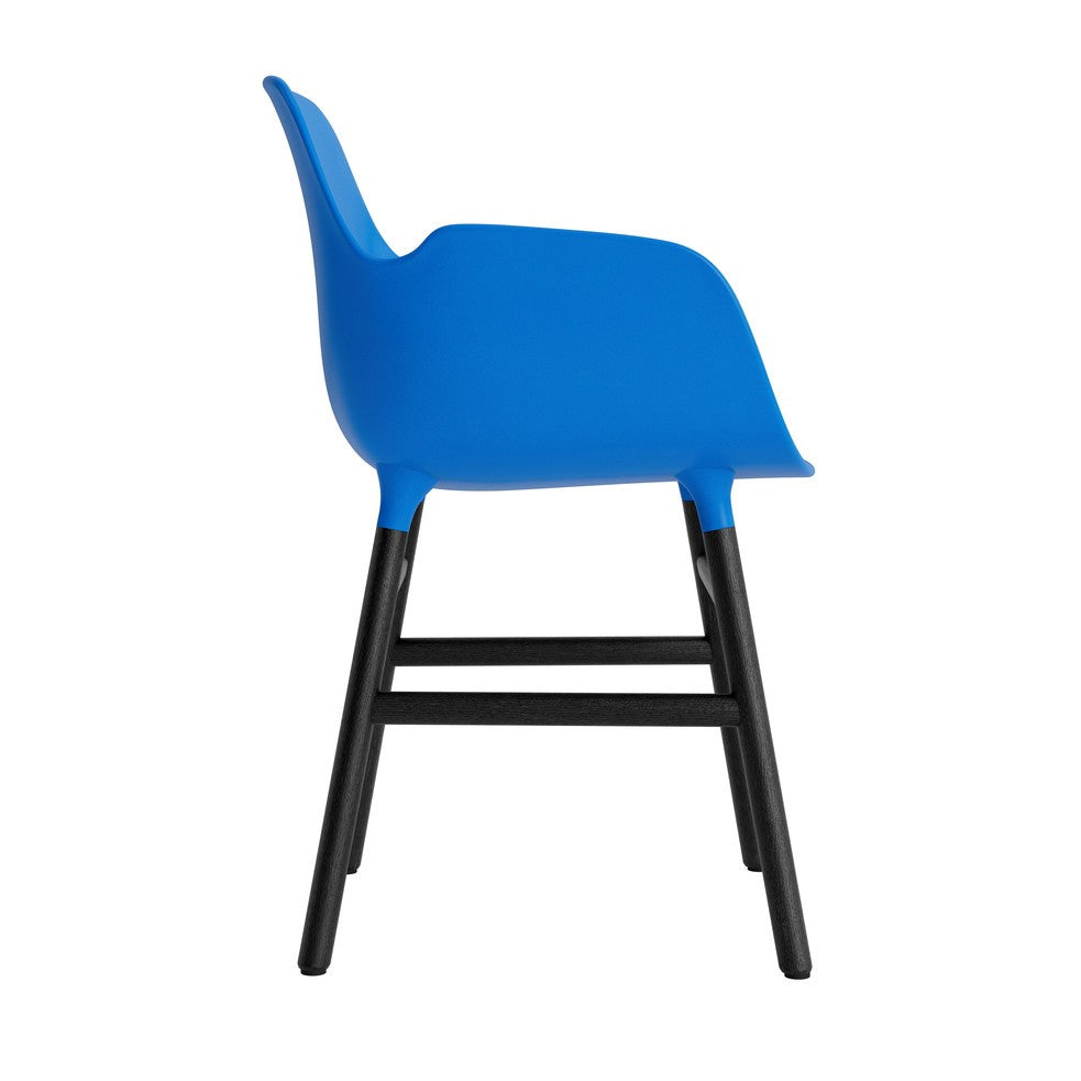 silla-brazos-form-azul-brillante-patas-madera-17901