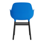 silla-brazos-form-azul-brillante-patas-madera-17901