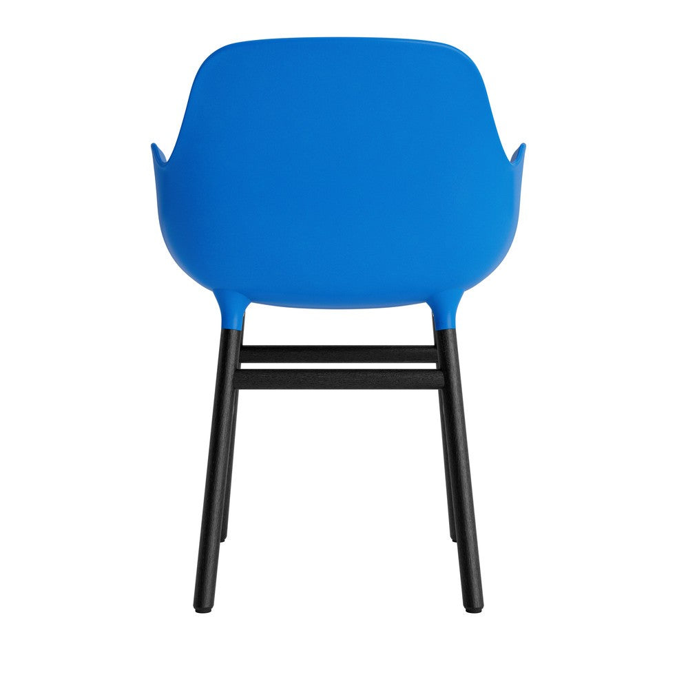 silla-brazos-form-azul-brillante-patas-madera-17901
