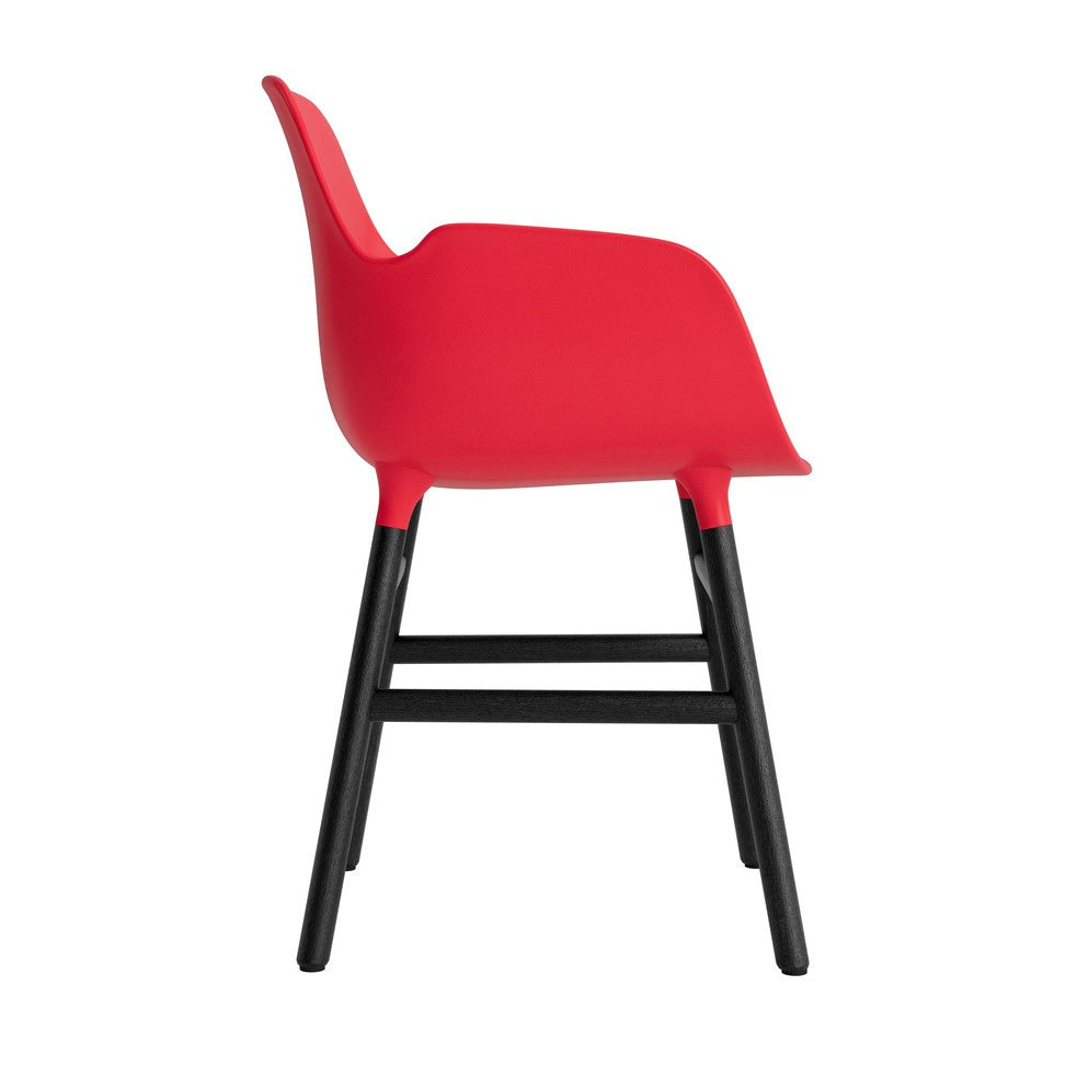 silla-brazos-form-rojo-brillante-patas-madera-17900