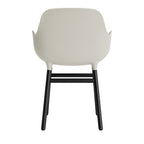 silla-brazos-form-gris-claro-patas-madera-17896