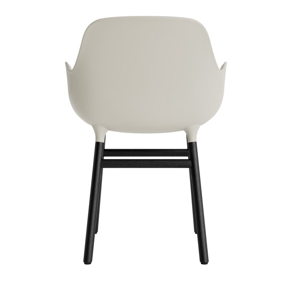 silla-brazos-form-gris-claro-patas-madera-17896