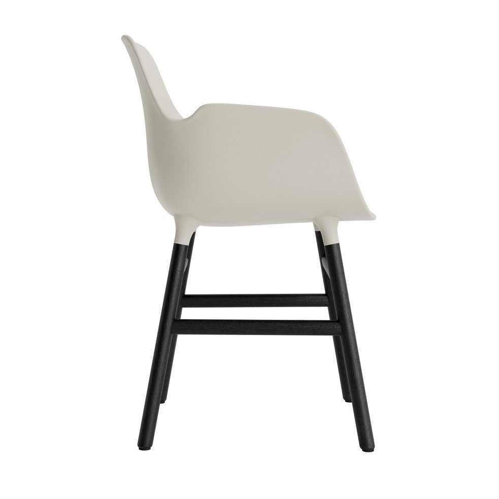silla-brazos-form-gris-claro-patas-madera-17896