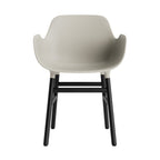 silla-brazos-form-gris-claro-patas-madera-17896