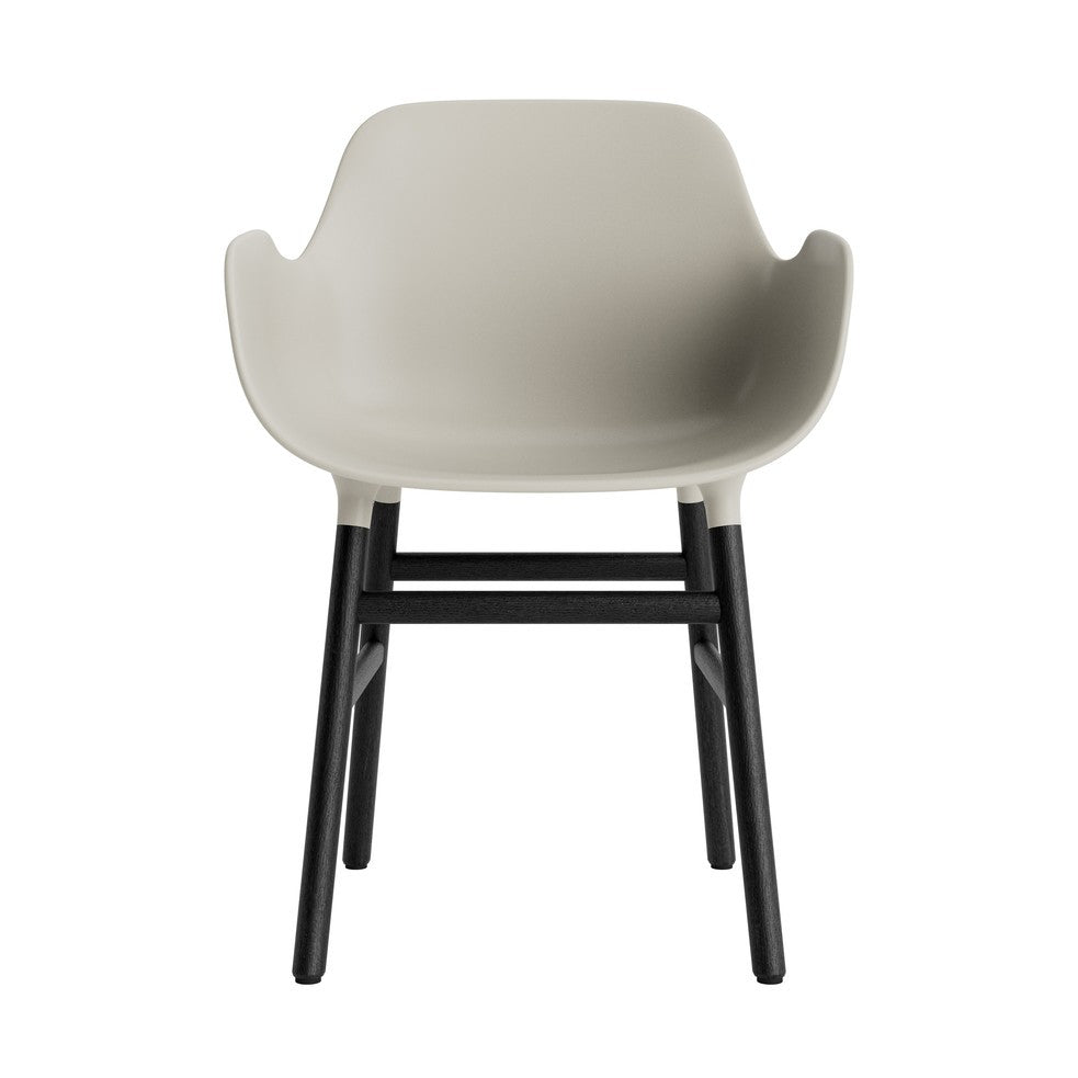 silla-brazos-form-gris-claro-patas-madera-17896