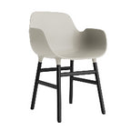 silla-brazos-form-gris-claro-patas-madera-17896