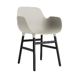 silla-brazos-form-gris-claro-patas-madera-17896
