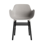 silla-brazos-form-gris-calido-patas-madera-17897