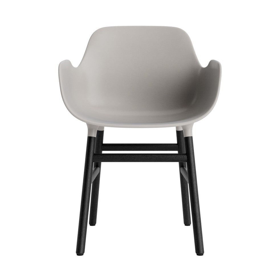 silla-brazos-form-gris-calido-patas-madera-17897