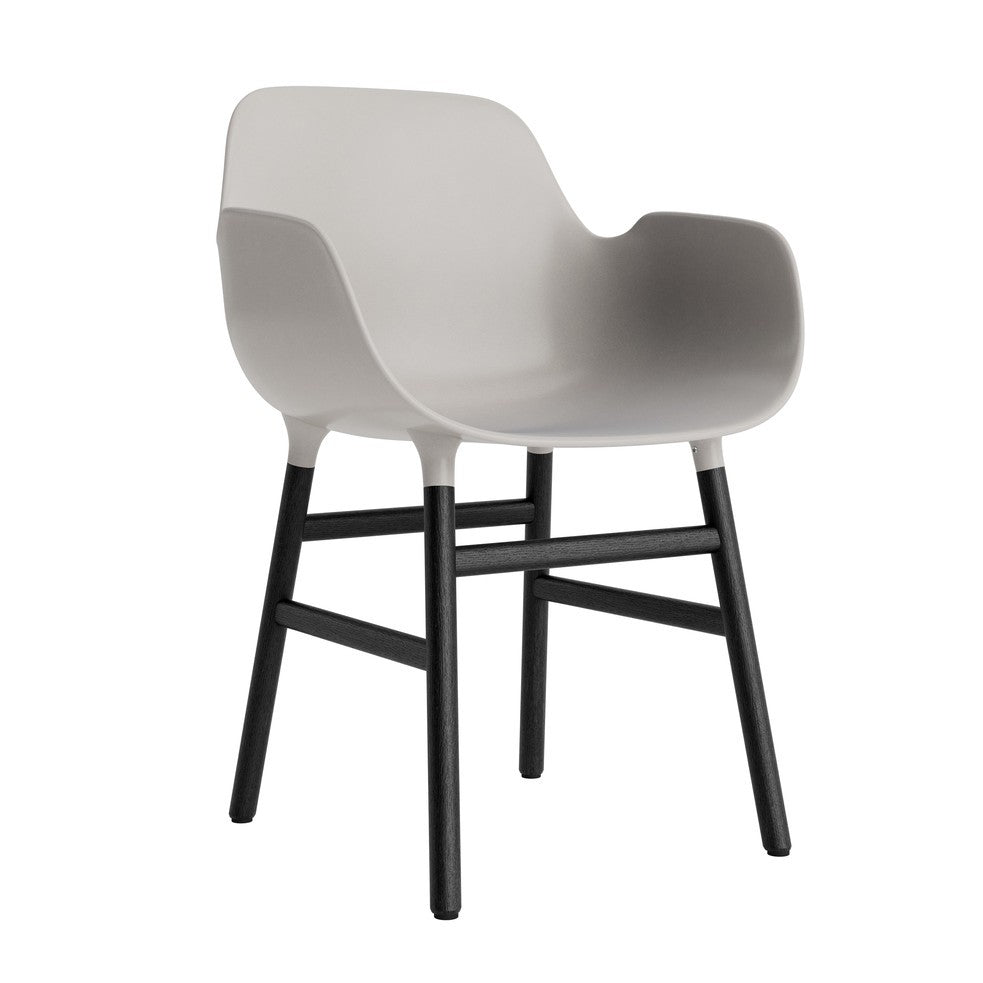 silla-brazos-form-gris-calido-patas-madera-17897