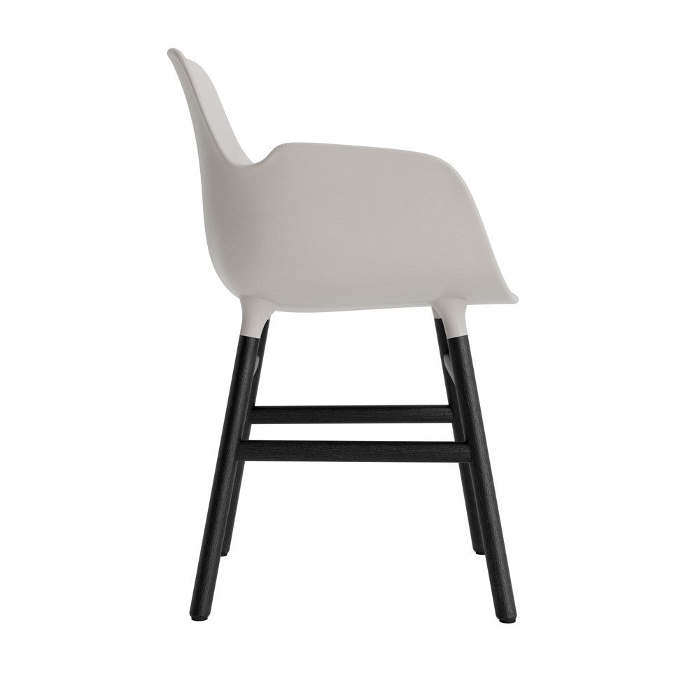 silla-brazos-form-gris-calido-patas-madera-17897
