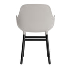 silla-brazos-form-gris-calido-patas-madera-17897