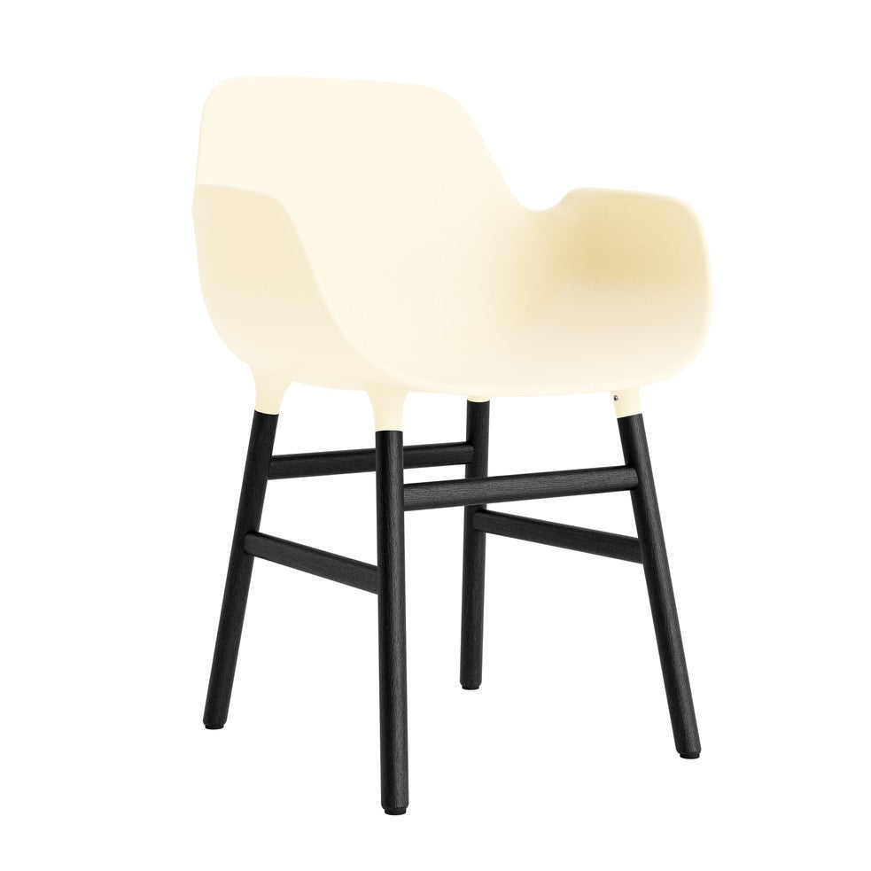 silla-brazos-form-crema-patas-madera-17898