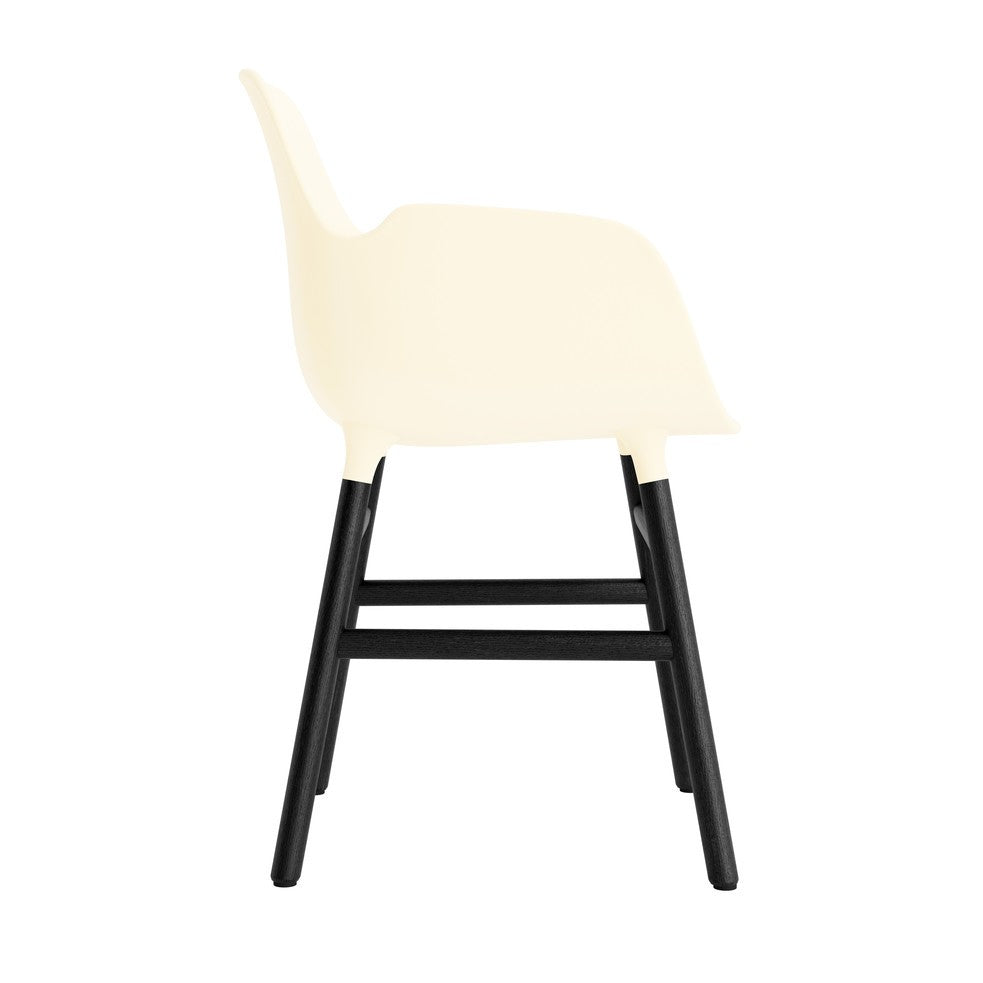 silla-brazos-form-crema-patas-madera-17898