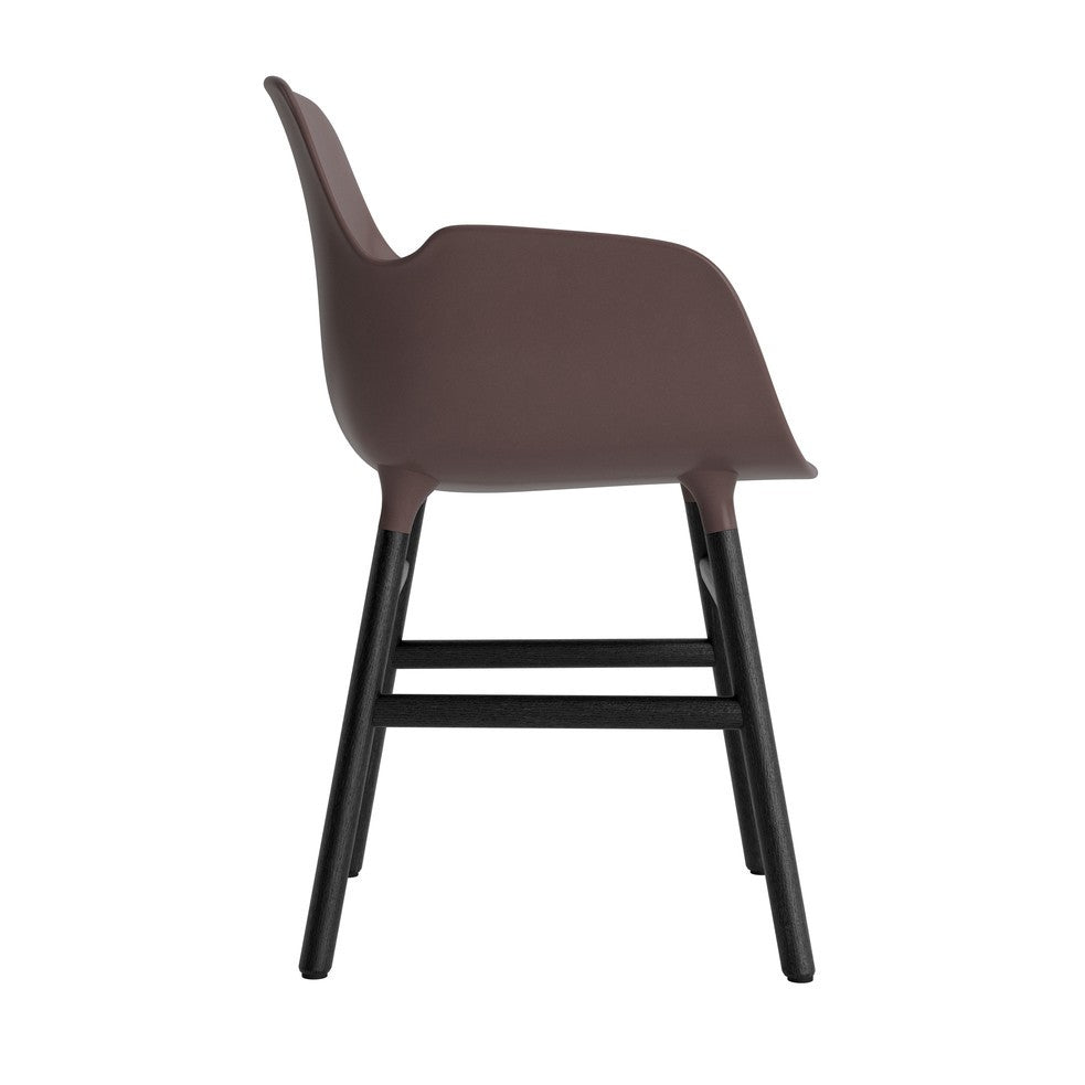 silla-brazos-form-marron-patas-madera-17899