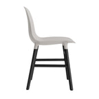 silla-form-gris-calido-patas-madera-17885