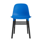 silla-form-azul-brillante-patas-madera-17889