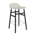 taburete-form-gris-claro-patas-madera-65cm-17915