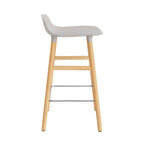 taburete-form-gris-calido-patas-madera-65cm-17916