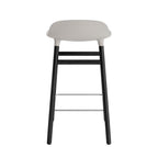 taburete-form-gris-calido-patas-madera-65cm-17916