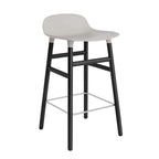 taburete-form-gris-calido-patas-madera-65cm-17916