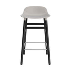 taburete-form-gris-calido-patas-madera-65cm-17916