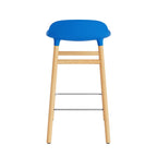 taburete-form-azul-brillante-patas-madera-65cm-17920