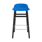 taburete-form-azul-brillante-patas-madera-65cm-17920