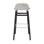 taburete-form-gris-calido-patas-madera-75cm-17935