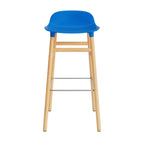 taburete-form-azul-brillante-patas-madera-75cm-17939