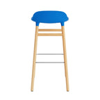 taburete-form-azul-brillante-patas-madera-75cm-17939