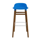 taburete-form-azul-brillante-patas-madera-75cm-17939