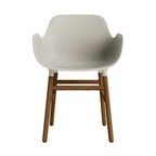 silla-brazos-form-gris-claro-patas-madera-17896