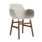 silla-brazos-form-gris-claro-patas-madera-17896