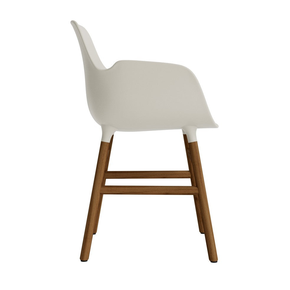 silla-brazos-form-gris-claro-patas-madera-17896