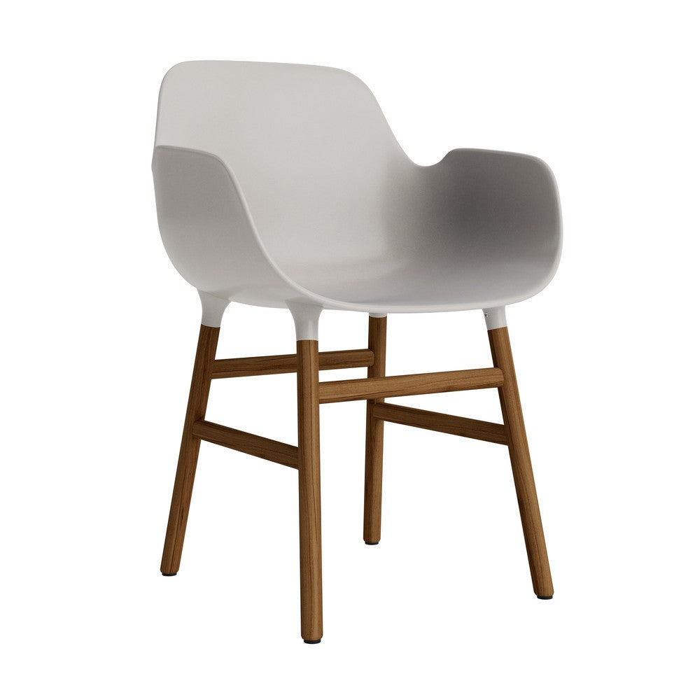 silla-brazos-form-gris-calido-patas-madera-17897