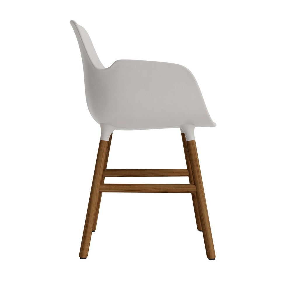 silla-brazos-form-gris-calido-patas-madera-17897