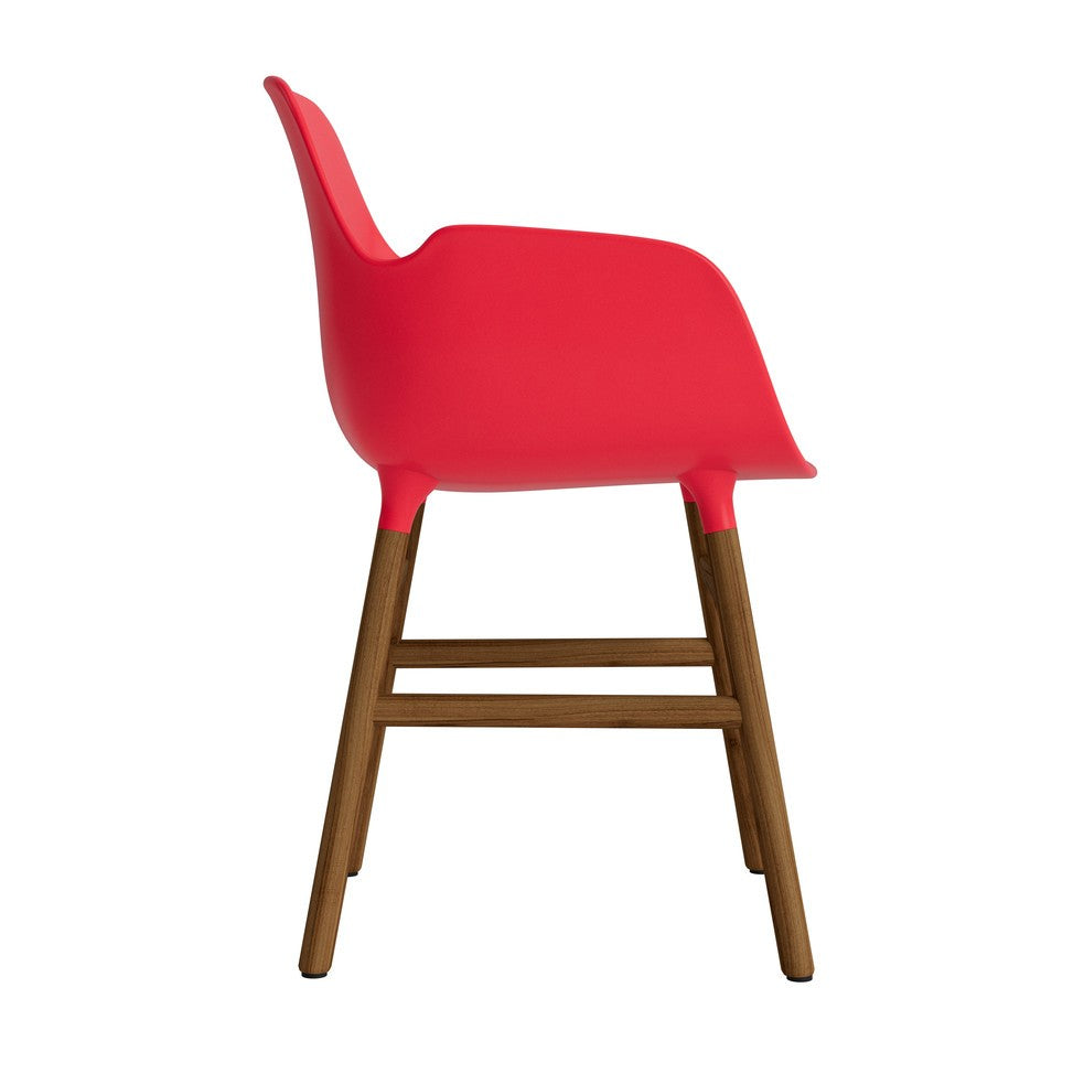 silla-brazos-form-rojo-brillante-patas-madera-17900