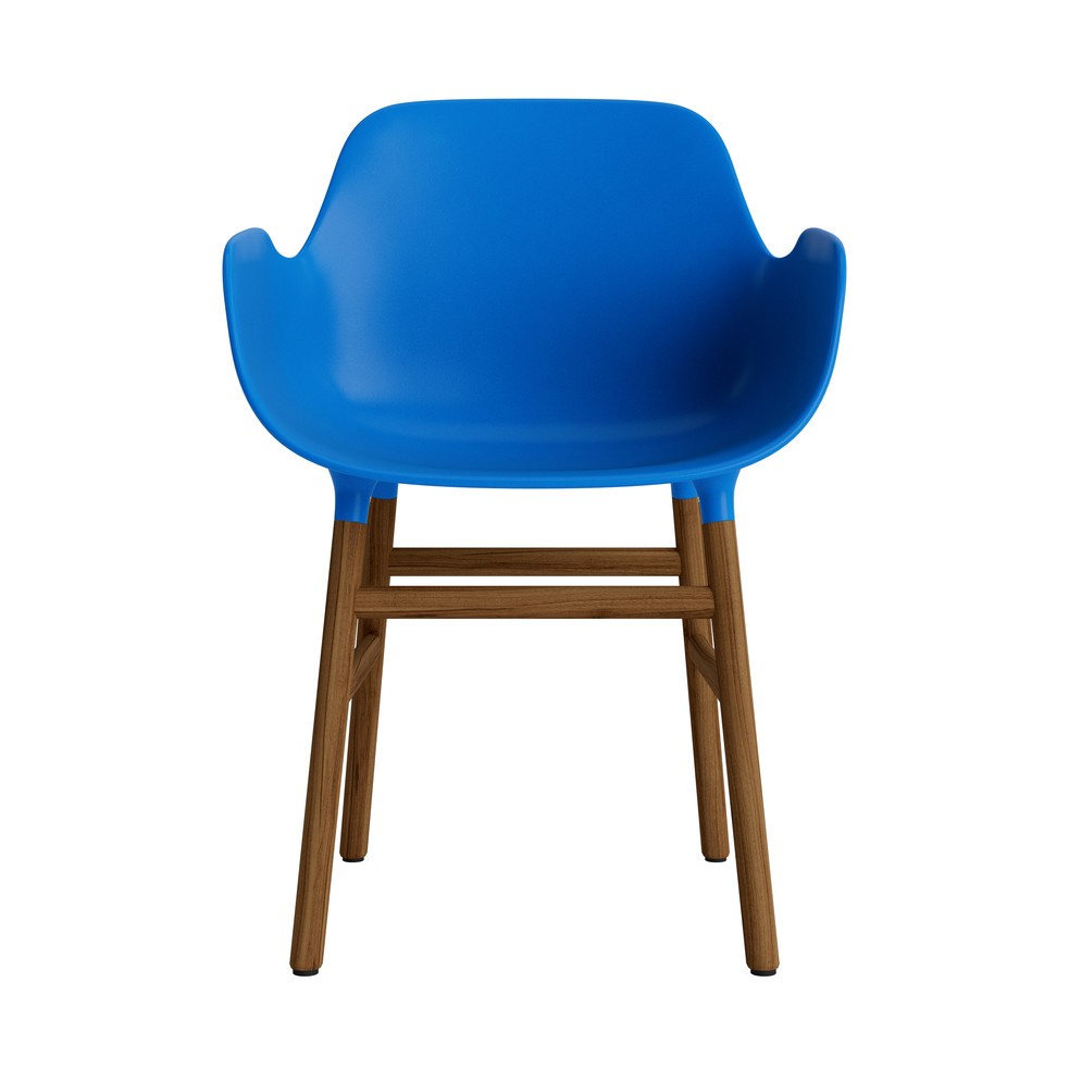 silla-brazos-form-azul-brillante-patas-madera-17901